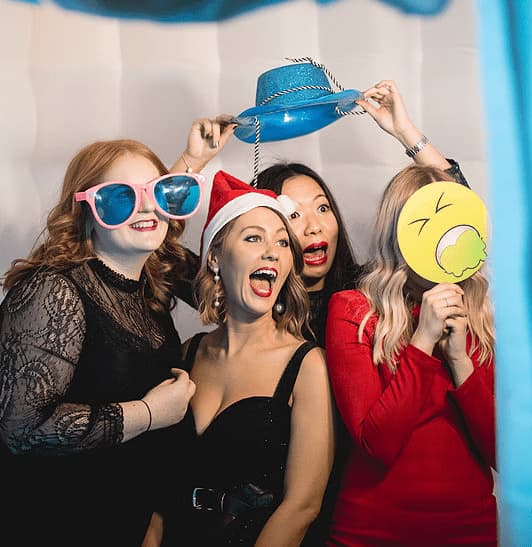 Invitados divirtiéndose en el fotomatón