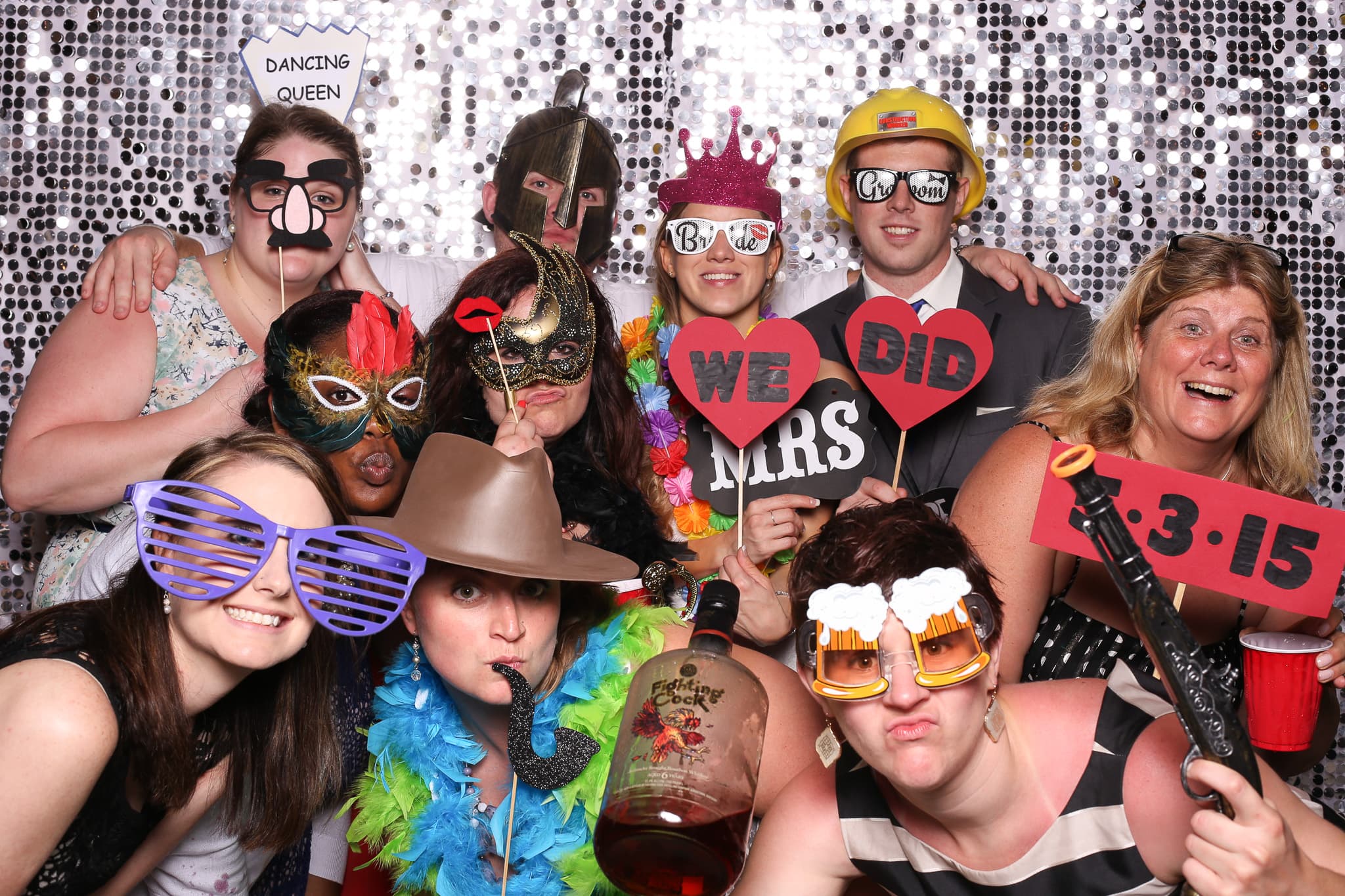 Invitados compartiendo en el video booth