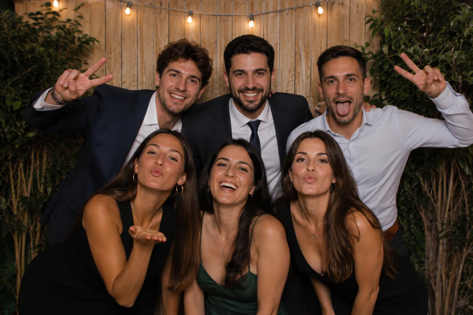 Imagen ilustrativa generada con IA de un grupo de invitados en un fotomatón de boda